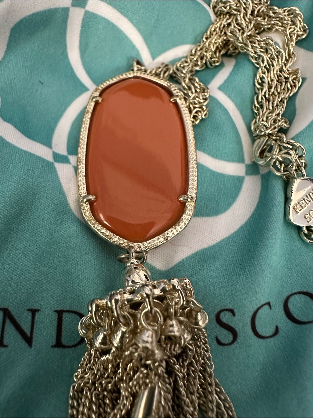 KENDRA SCOTT Rayne Tassel Necklace Light Gold - Picture 3 of 7